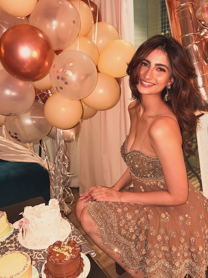 पलक तिवारी के 25वें जन्मदिन की ये तस्वीरें उनके सेलिब्रेशन की झलक दिखाती हैं. एक्टिंग की दुनिया में आगे बढ़ रहीं पलक के लिए यह जन्मदिन उनके सफर का एक और खास पड़ाव है.