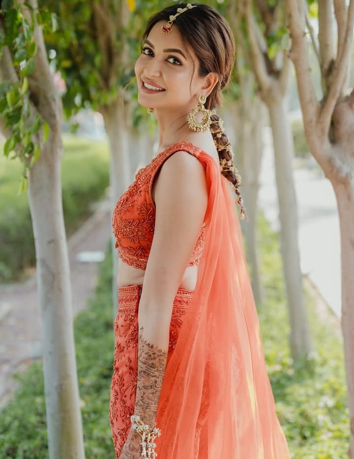 साइड पोज में कृति बहुत ही स्लिम लग रही हैं. ओरेंज कलर की इस ड्रेस में उनका ग्लो, अलग ही दिख रहा है. उन्होंने इस लुक के साथ बालों की ब्रेड बनाई हुई है और आगे फ्लिक्स निकली हुई है. उनका मांग टीका और आंखों का काजल उनकी खूबसूरती में चार चांद लगा रहे हैं.