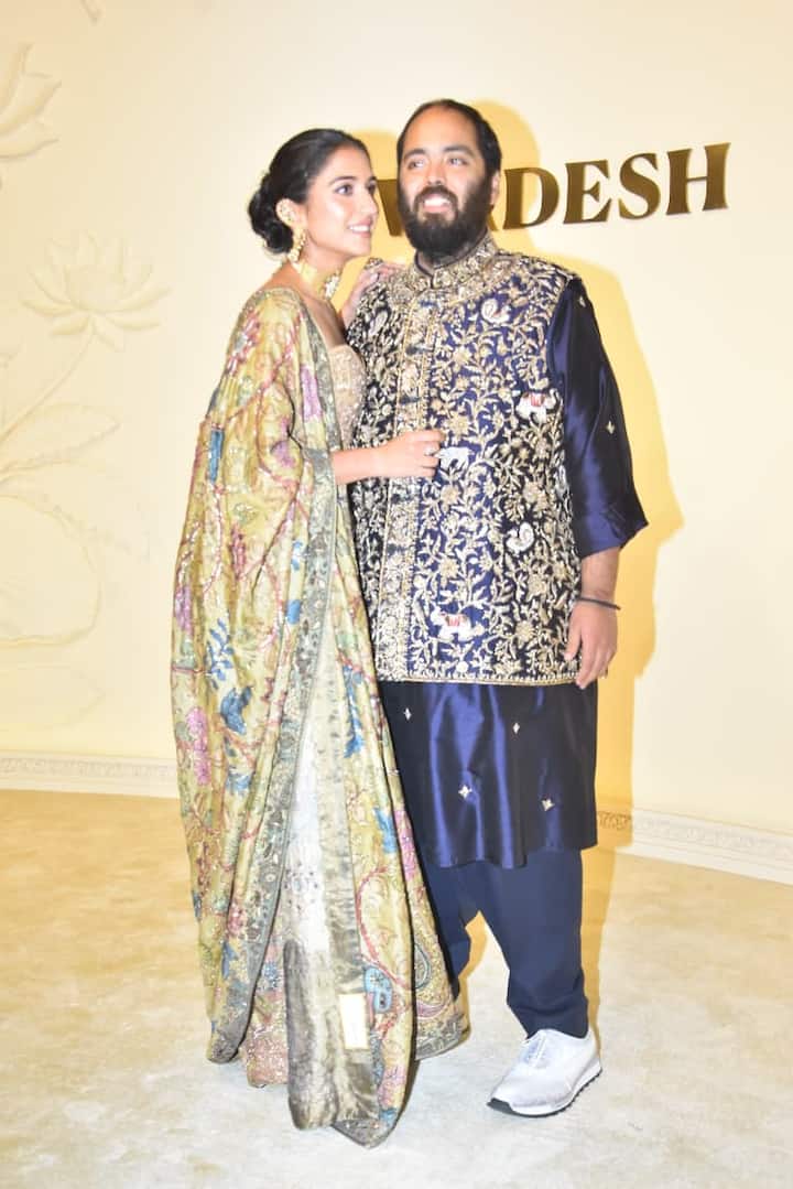 इस इवेंट में राधिका मर्चेंट अपने मॉडर्न और ग्रेसफुल अंदाज से छा गईं. उन्होंने एंटीक गोल्ड शेड की ऑफ-शोल्डर कॉर्सेट स्टाइल ड्रेप्ड साड़ी पहनी, जिस पर बारीक मेटैलिक एम्ब्रॉयडरी की गई थी. एंटीक चोकर नेकलेस और मैचिंग गोल्डन पोटली बैग के साथ उन्होंने अपने लुक को स्टाइलिश टच दिया.