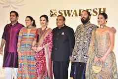 'देवी शक्ति' इवेंट में छाया अंबानी परिवार, बनारसी साड़ी में नीता अंबानी ने लूटी महफिल, दोनों बहुओं का भी दिखा जलवा
