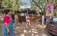 PHOTO : स्वच्छ मुंबईचा नारा, महापौर रितू तावडे थेट मैदानात; स्वतःच्या पक्षाच्या अनधिकृत फलकांवर कारवाई करत इशारा