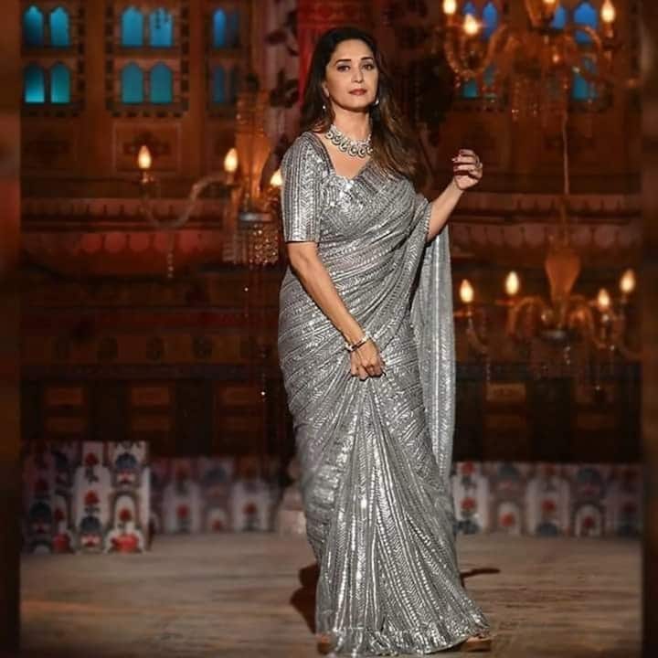 माधुरी दीक्षित का यह ग्रे साड़ी नवरात्रि के लिए ट्रेडिशनल और स्टाइलिश लुक दे रही है..अगर आप नवरात्रि के सातवें दिन साड़ी पहनना चाहती हैं, तो माधुरी के इस लुक से इंस्पिरेशन लेकर अपने लिए एक खूबसूरत ग्रे साड़ी चुन सकती हैं.