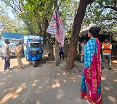 PHOTO : स्वच्छ मुंबईचा नारा, महापौर रितू तावडे थेट मैदानात; स्वतःच्या पक्षाच्या अनधिकृत फलकांवर कारवाई करत इशारा