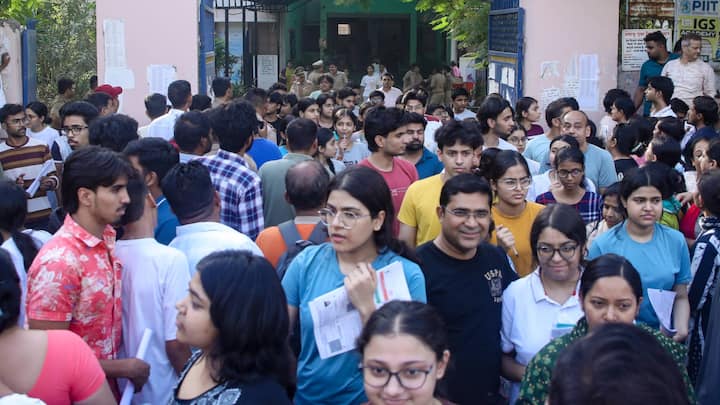 इसमें हिंदी में सबसे ज्यादा 374 पद खाली है, जिनमें लड़कों के विद्यालय में 336 और लड़कियों के विद्यालय में 38 पद हैं. अंग्रेजी में 285 पद, संस्कृत में 264 और भूगोल में 248 पद खाली है. वहीं अर्थशास्त्र में 202 रसायन विज्ञान में 185 पद खाली है. इसके अलावा इसमें हिंदी, इतिहास, चित्रकला मनोविज्ञान और शिक्षा शास्त्र जैसे दूसरे विषयों के पद भी शामिल हैं