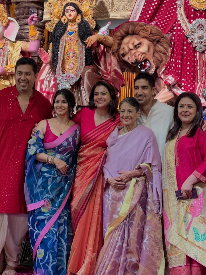 काजोल के लिए दुर्गा पूजा का त्योहार परिवार के साथ खुशियां बांटने का भी एक खास मौका है. इस दौरान वह अपने करीबियों के साथ हंसी-मजाक करती और यादगार पल बिताती नज़र आती है. उनका यह अंदाज़ त्योहार की खुशी को और भी खूबसूरत बना देता है.