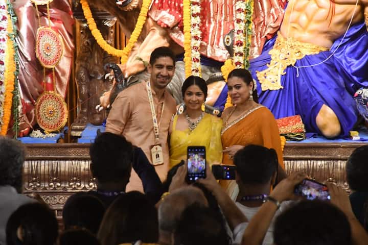 काजोल दुर्गा पूजा के हर पल को एकदम खास अंदाज में एन्जॉय करती नज़र आती हैं. त्योहार के दौरान उनकी मौजूदगी और खुशमिजाज अंदाज इस जश्न में चार चांद लगा देता है. यही वजह है कि दुर्गा पूजा के मौके पर उनकी तस्वीरें फैंस के बीच खास चर्चा में रहती हैं.