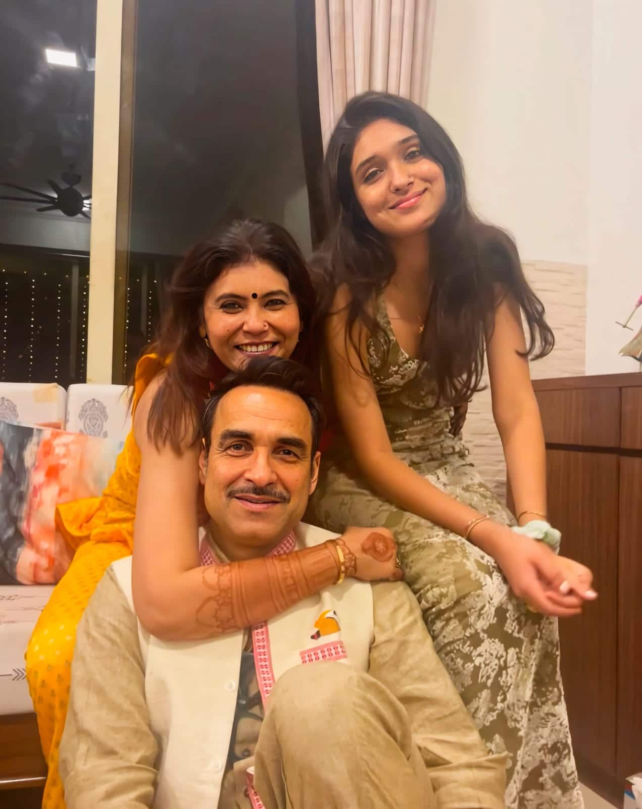 पंकज त्रिपाठी ने कोलकाता में परिवार संग मनाया दशहरा, बोले- यह शहर अब मेरा भी घर है 3 पंकज त्रिपाठी ने कोलकाता में परिवार संग मनाया दशहरा, बोले- यह शहर अब मेरा भी घर है