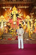 कुर्ता-पायजामा और माथे पर तिलक, दुर्गा पूजा में पहुंचे विक्की कौशल, श्रेया घोषाल संग दिए पोज
