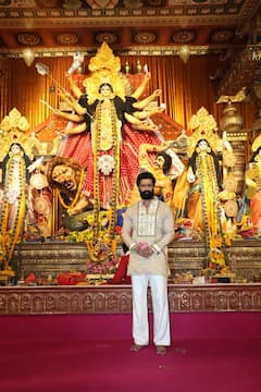कुर्ता-पायजामा और माथे पर तिलक, दुर्गा पूजा में पहुंचे विक्की कौशल, श्रेया घोषाल संग दिए पोज