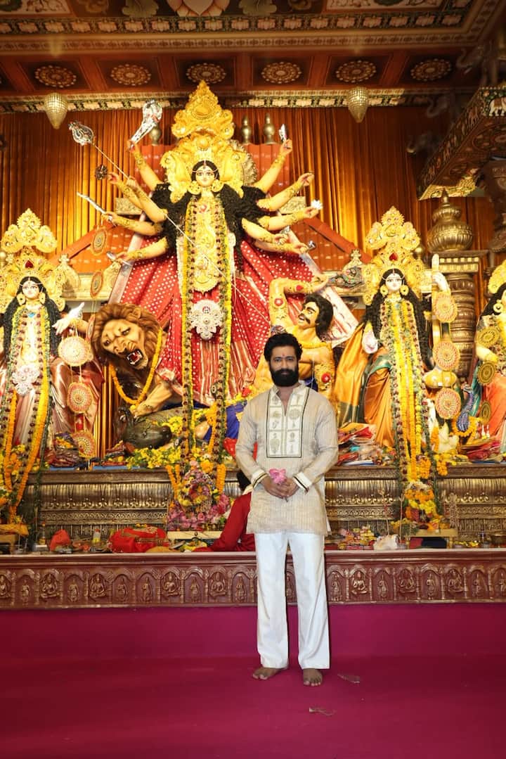 इस दौरान विक्की कौशल का देसी अवतार देखने को मिला. वो  कुर्ता-पायजामा पहने और माथे पर तिलक लगाए हुए नजर आए.