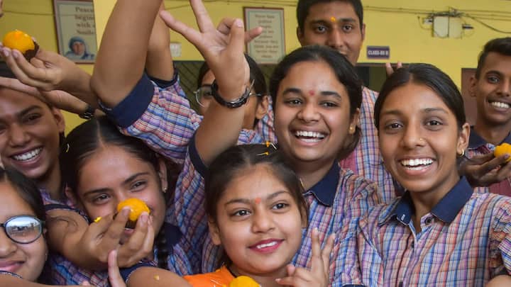 अटल आवासीय विद्यालयों में प्रवेश के लिए कुछ मुख्य पात्रता मानदंड निर्धारित किए गए हैं. इसमें वह बालिकाएं, जिनके माता-पिता उत्तर प्रदेश भवन या अन्य सन्निर्माण कर्मकार कल्याण बोर्ड में रजिस्टर्ड निर्माण श्रमिक है और बोर्ड की अध्यक्षता पूरी कर चुके हैं. वहीं इस योजना का लाभ उठा सकते हैं.