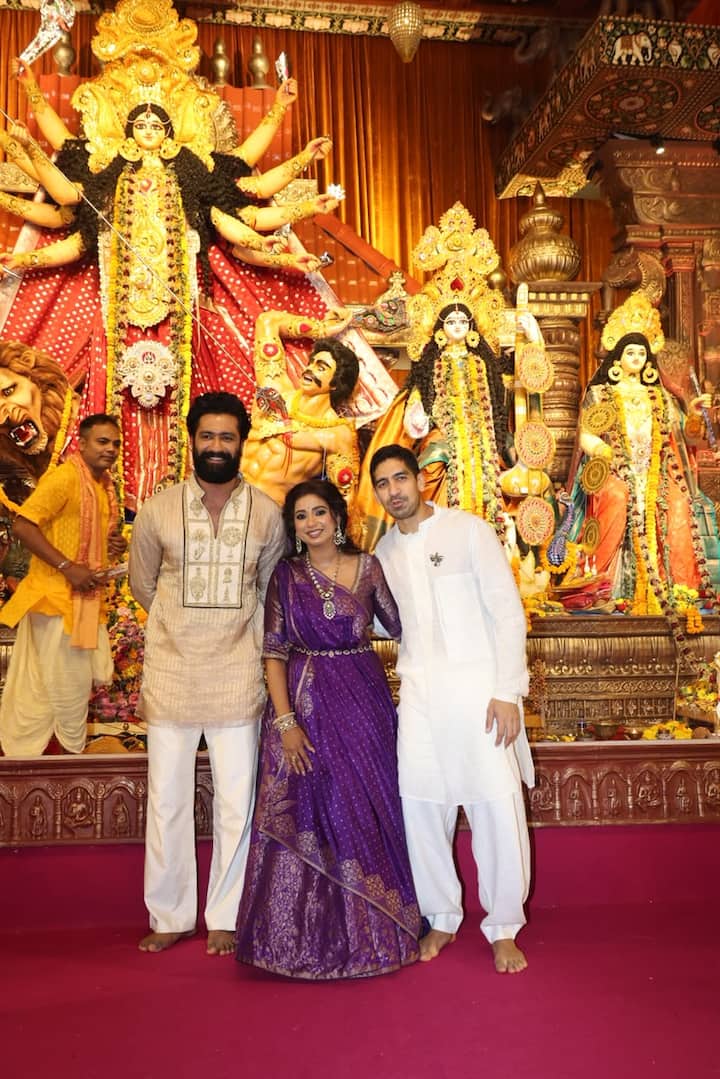 विक्की कौशल और श्रेया घोषाल ने एक-दूसरे से मुलाकात की, पैपराजी के सामने मुस्कुराते हुए एक साथ पोज दिए.