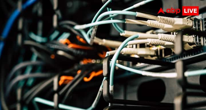 Power over Ethernet (PoE) तकनीक से नेटवर्क केबल के जरिए डिवाइस तक बिजली पहुंचाई जा सकती है. CAT 6A मोटे तारों के कारण ज्यादा इलेक्ट्रिकल लोड संभाल सकती है और गर्मी को बेहतर तरीके से बाहर निकाल सकती है. इसलिए ज्यादा बिजली यूज करने वाले PTZ सिक्योरिटी कैमरों जैसे डिवाइस के लिए यह यूजफुल ऑप्शन हो सकती है.