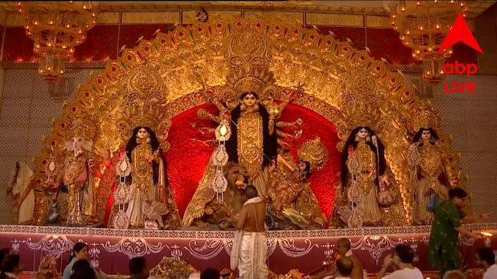 তিথি মতে দশমী পড়তেই তাই বাজল বিদায়-ঘণ্টা। আজ বিচ্ছেদের দশমী। নিয়ম মেনে ছেলেমেয়ে নিয়ে বাপের বাড়ি থেকে কৈলাসে পাড়ি দেবেন উমা। আনন্দে উচ্ছ্বাসে মিশেছে বিষণ্ণতার সুর। সকাল থেকে মণ্ডপে মণ্ডপে দেবী-বরণ। ঘট বিসর্জনের পর সিঁদুরখেলা।