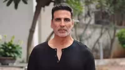 अभिनेता अक्षय कुमार हा लॉरेन्स बिश्नोईच्या निशाण्यावर आहे, अशी माहिती आहे. सध्या अक्षय कुमारच्या घरावर बुलेटप्रुफ काचा लावण्याचं काम सुरु आहे.
