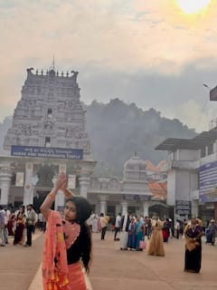 Ariyana Glory: 'బిగ్ బాస్' బ్యూటీ జాతకంలో నాగదోషం ఉందా? అందుకే ఆ గుడికి వెళ్ళారా?