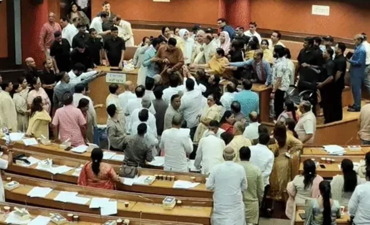 दिल्ली महानगरपालिकेत अभूतपूर्व राडा, भाजप-आप नगरसेवक भिडले; मायक्रोफोन तोडण्याचा अन् फायली फेकण्याचा प्रयत्न; मार्शलनी महापौरांना कसबसं बाहेर काढलं