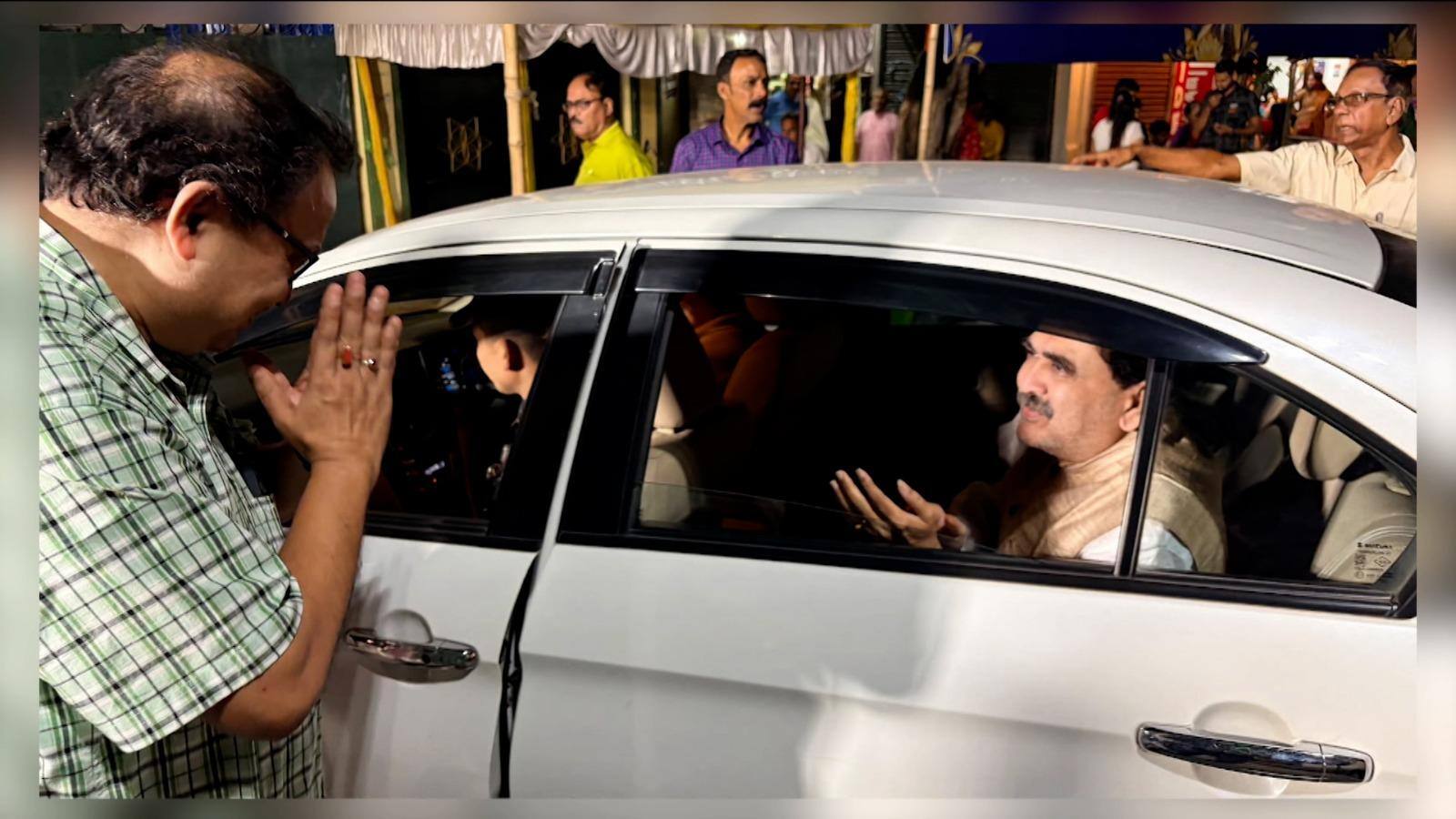 গাড়িতে আটকে অভিজিৎ গঙ্গোপাধ্যায়, দেখেই এগিয়ে এলেন কুণাল ঘোষ, তারপর ...