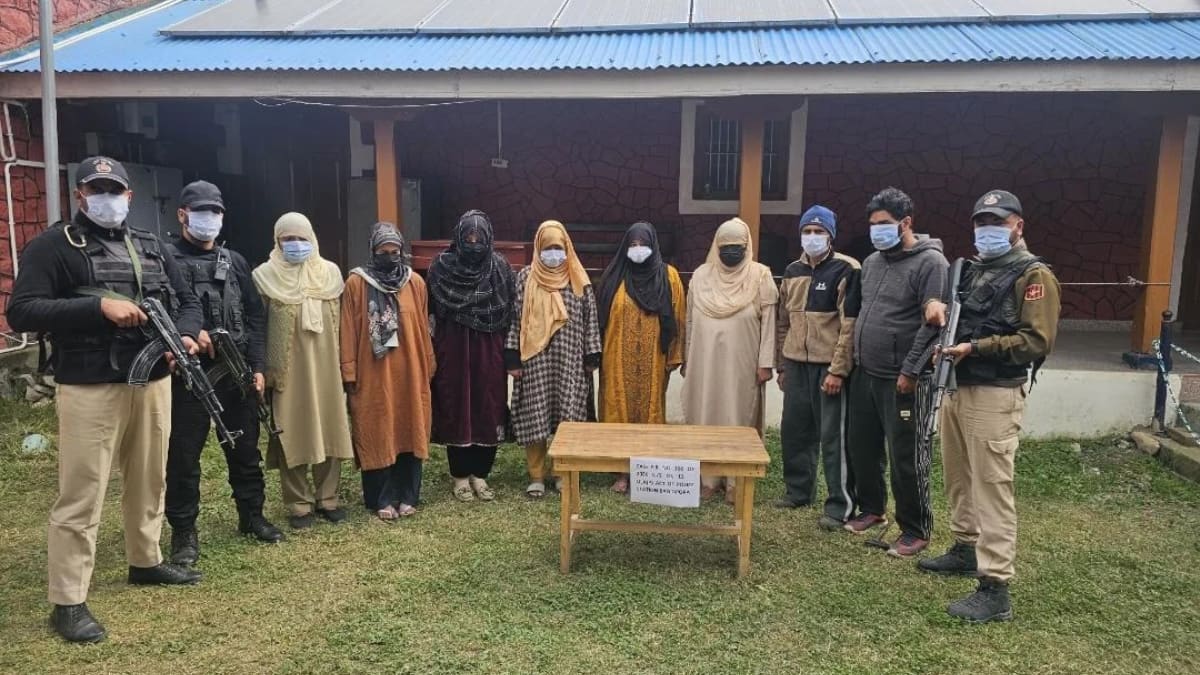 बंदी घातलेल्या संघटनेशी संबंध, काश्मीरमध्ये 4 महिलांसह 6 जणांना अटक; हॉटेलमध्ये गुप्त बैठका, 7-8 लाख रुपयांच्या व्यवहारांचा संशय