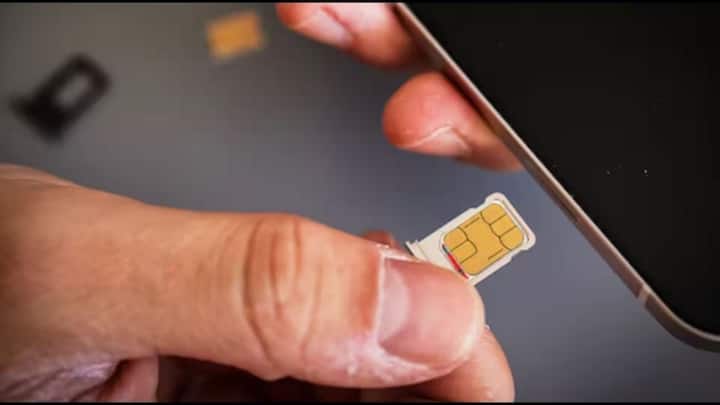 SIM Binding: સિમ-બાઈન્ડિંગ તે ટેકનોલોજી છે જે તમારા ચેટિંગ એકાઉન્ટને ફોનના ફિઝિકલ સિમ કાર્ડ સાથે જોડી રાખે છે. નવા નિયમ પછી તમે WhatsApp અને Telegram ફક્ત તે જ ફોનમાં ચલાવી શકશો. જેના અંદર તે નંબરનો સિમ કાર્ડ એક્ટિવ હશે. સિમ કાર્ડ વગર ફક્ત Wi-Fi ના સહારે એપ ચલાવવું 1 જાન્યુઆરીથી સંપૂર્ણપણે બંધ થઈ જશે.