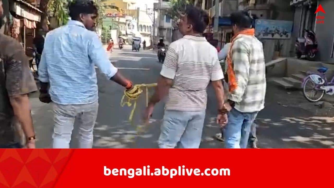 Birbhum News:কিল-ঘুষি-কষিয়ে থাপ্পড়,  ভরা উৎসবের মাঝে কোমরে দড়ি বেঁধে বীরভূমের রাস্তায় ঘোরানো হল তৃণমূলের প্রাক্তন অঞ্চল সভাপতিকে
