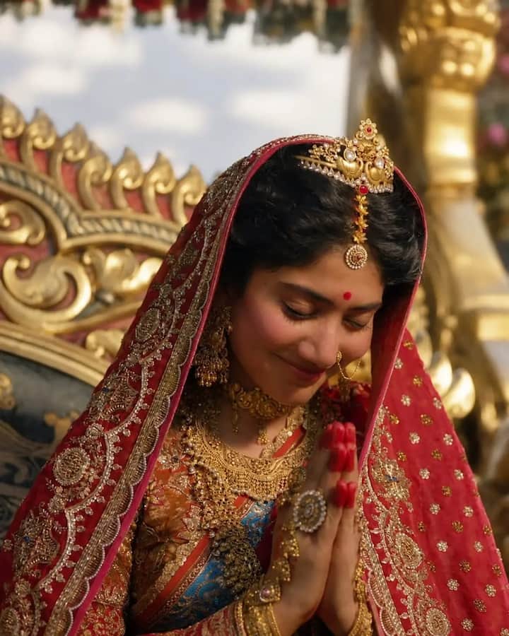 साई पल्लवी जब ट्रेडिशनल कपड़ों में नज़र आती हैं, तो उनकी खूबसूरती और भी बढ़ जाती है. उनका यह सादगी भरा अंदाज़ दिल को छू लेता है और उनकी प्यारी सी मुस्कान सबका ध्यान खींच लेती है.