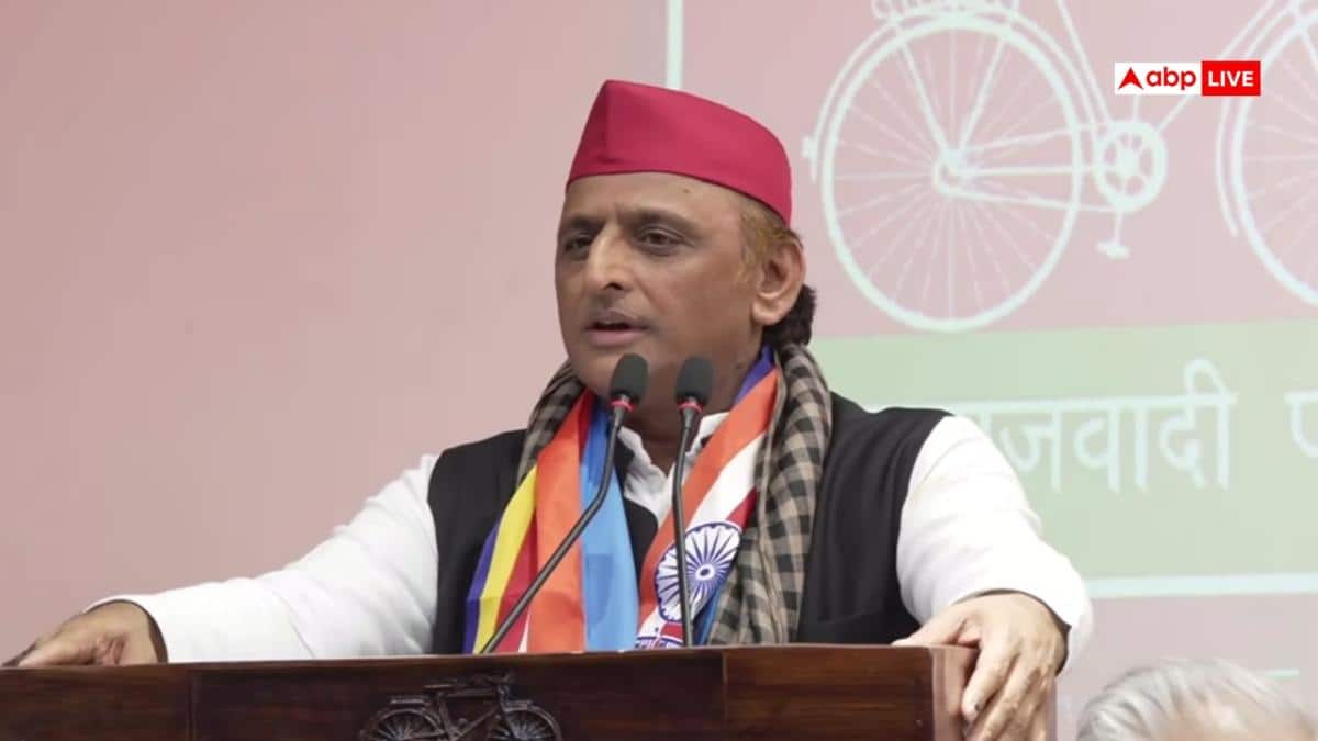 सपा में शामिल हुए कई नेता, अखिलेश बोले- 'पूरब और पश्चिम हिल गया है'