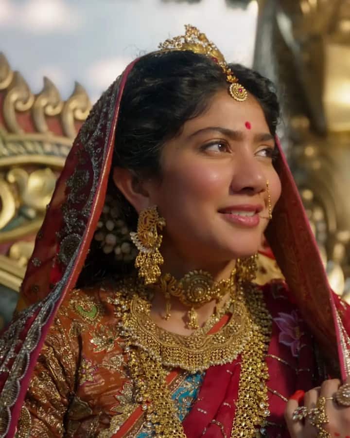 साई पल्लवी के चेहरे की मासूमियत उनके अंदाज को और भी ज्यादा खास बनाती है. उनकी प्यारी सी मुस्कान और शांत स्वभाव में उनकी ऐसी सादगी नजर आती है, जो उन्हें बाकी अभिनेत्रियों से बहुत अलग पहचान देती है .
