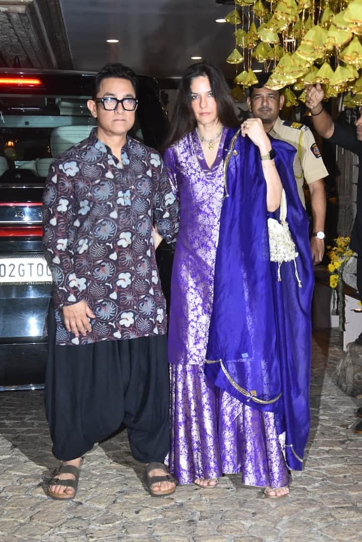 वहीं, करवा चौथ सेलिब्रेशन में गौरी का भी शानदार लुक देखने के लिए मिला, इस दौरान उन्होंने शरारे स्टाइल वाला पर्पल कलर का लहंगा कैरी किया था और खुले बालों के साथ दुपट्टे के साथ अपना लुक कंप्लीट किया था.