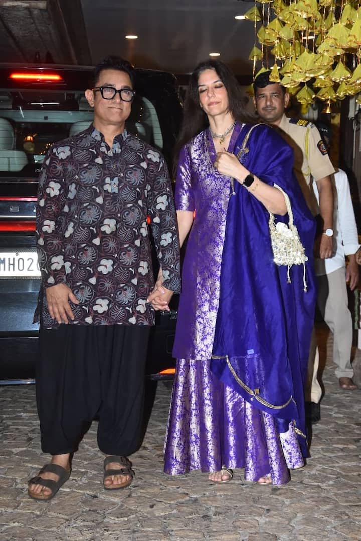 फर्स्ट करवा चौथ पर आमिर खान और गौरी का शानदार लुक भी देखने के लिए मिला. इस दौरान आमिर को कुर्ता और चप्पल में देखा गया. वो सादगी भरे लुक में छा गए.