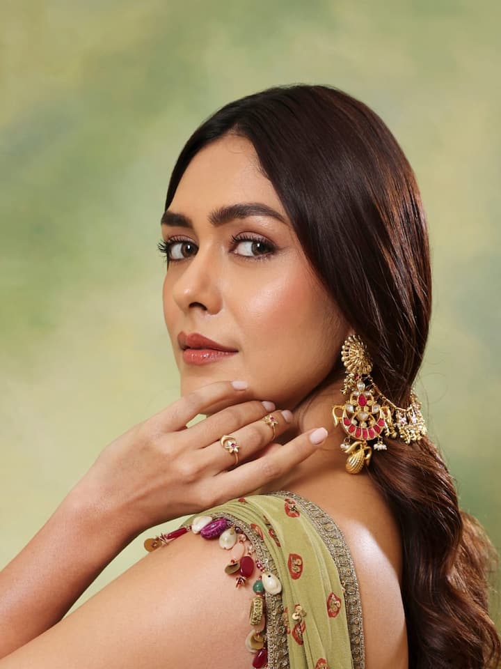 अगर आप भी इस दिवाली साड़ी पहनाने का सोच रही है , तो मृणाल ठाकुर का यह एलिगेंट अंदाज से आईडिया ले सकती है .  मृणाल का  यह खूबसूरत ट्रेडिशनल लुक फेस्टिव फैशन के लिए एक अच्छा आइडिया है.
