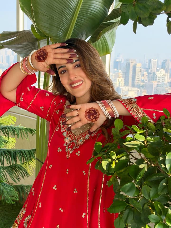 नूपुर सेनन एक्ट्रेस कृति सेनन की छोटी बहन है. नूपुर ने अपनी पहचान सिर्फ एक एक्ट्रेस की बहन के तौर पर नहीं , बल्कि खुद के एक्टिंग और म्यूजिक वीडियो के दम पर बनाई है . नूपुर की शादी के बाद इस साल उनका पहला करवा चौथ था , जो कि उनके लिए बहुत ख़ास रहा , जिसकी तस्वीरें नूपुर ने अपने सोशल मीडिया पर भी शेयर करी है .