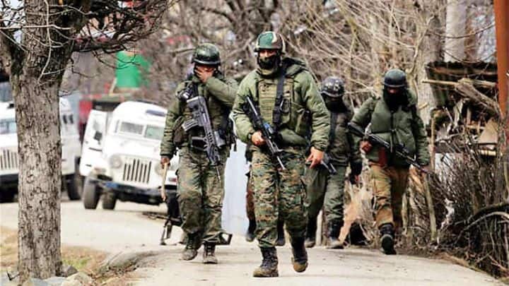 Jammu kashmir police arrested two terrorists of lashkar e taiba from badgam जम्मू-कश्मीर में दहशतगर्दों पर शिकंजा, बडगाम से लश्कर के दो आतंकी गिरफ्तार, चीनी पिस्तौल और एके-47 की 32 गोलियां बरामद