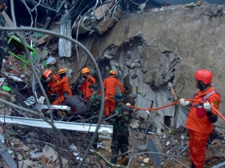 Hospital Flattened; At Least 40 Killed And Many Injured In The 6.2 Magnitude Earthquake In Indonesia Hospital Flattened; At Least 40 Killed And Many Injured In The 6.2 Magnitude Earthquake In Indonesia