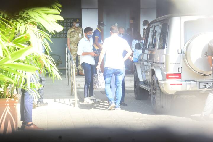 Hardik Pandya Spotted At Private Airport As He Flies Off ...