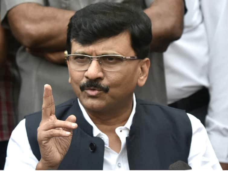 Maharashtra Political Crisis Sanjay Raut in Saamana rokhthok on Eknath Shinde 'फुटिरांबरोबर सरकार बनवणे म्हणजे अस्वलाच्या गुदगुल्या'; संजय राऊतांचा 'रोखठोक' हल्लाबोल