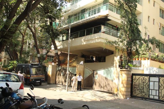 Kareena Kapoor Khan S House Gets Police Protection Due To Tandav S Controversy Pictures of rishi and ranbir kapoor's house in pali hill.