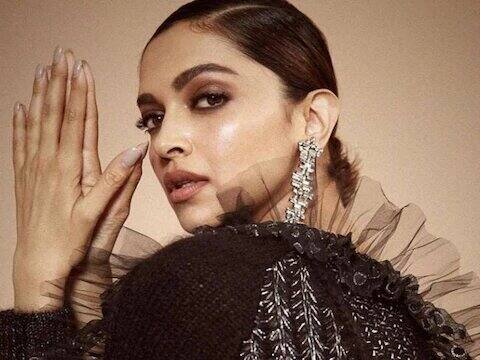 Deepika Padukone stands at number two in this list. She made a total of Rs 48 crore rupees. According to a report, the earnings came from her brand advertisements. Her income in the year 2018 was Rs 112.8 crore.