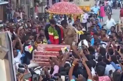 India vs Australia T Natarajan Grand Welcome Video In Tamil Nadu Goes Viral, Fans Take Him On Decorated Chariot Watch: Thala Like Welcome For 'Yorker King' T Natarajan, Fans Take Him On Decorated Chariot