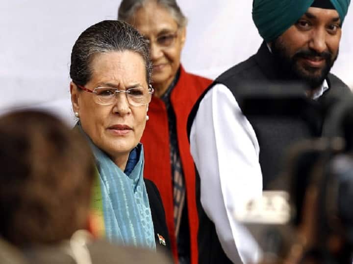 Congress CWC WhatsApp Chat Gate: Sonia Gandhi Slams Modi Govt, Says National Security Breached 'National Security Compromised But Govt Silent': Sonia Gandhi Slams Centre Over News Anchor's WhatsApp Chat Row