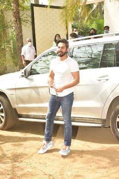 PICS: Varun Dhawan Arrives At The Mansion House, B-Town's Badri All Set For His Pre-Wedding Festivities