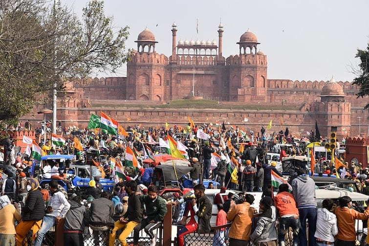 Delhi Police Rescues 300 Artists Near Red Fort As Farmers' Tractor Rally Turns Violent Delhi Police Rescues 300 Artists Near Red Fort As Farmers' Tractor Rally Turns Violent
