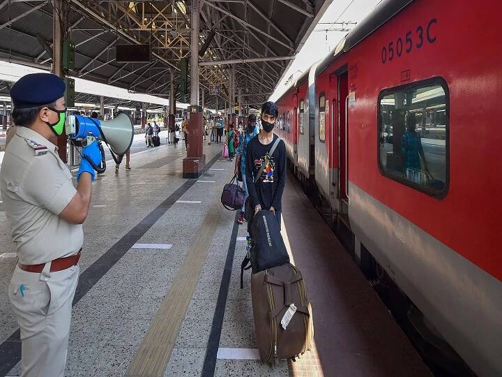 Missed Train From Delhi Due To Farmers' Tractor Rally? Indian Railways To Give Full Refund; Check Details Missed Train From Delhi Due To Chaotic Clashes? Indian Railways To Give Full Refund; Check Details